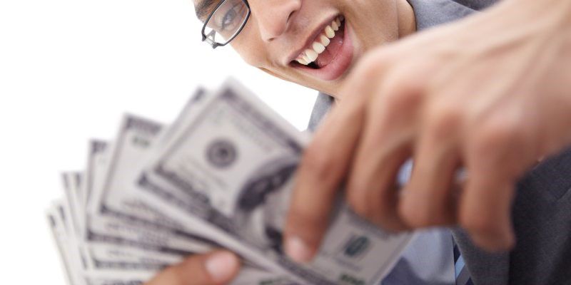 Mơ thấy nhặt được tiền thường được liên tưởng đến cơ hội, may mắn nhỏ hoặc sự thay đổi tích cực. 
