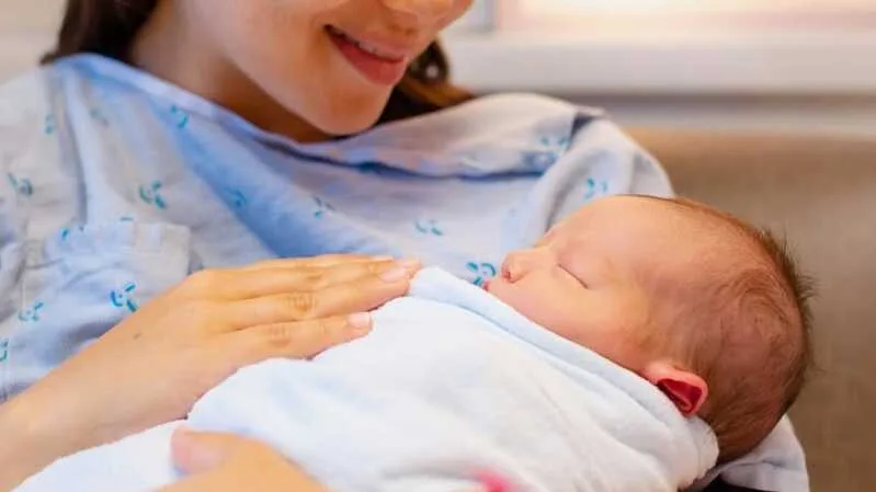 Mơ thấy người khác sinh con gái thường gợi cảm giác mềm mại, tình cảm, sáng tạo và niềm vui nhẹ nhàng.