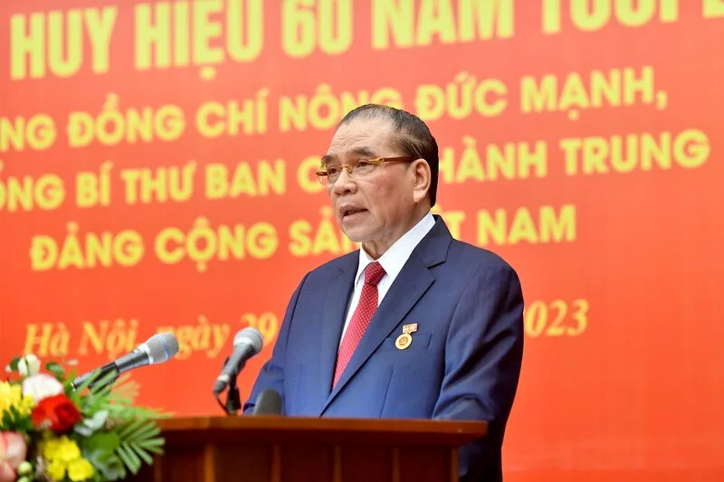 Nguyên TBT Nông Đức Mạnh sinh năm 1940, là người dân tộc Tày, quê tại Bắc Kạn