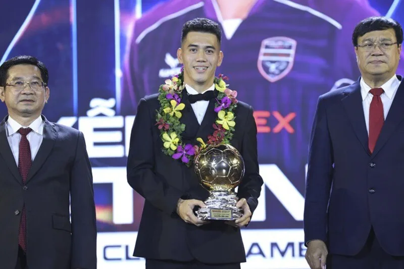 Tiến Linh được vinh danh với Quả bóng vàng Việt Nam 2024, một dấu mốc lớn trong sự nghiệp.
