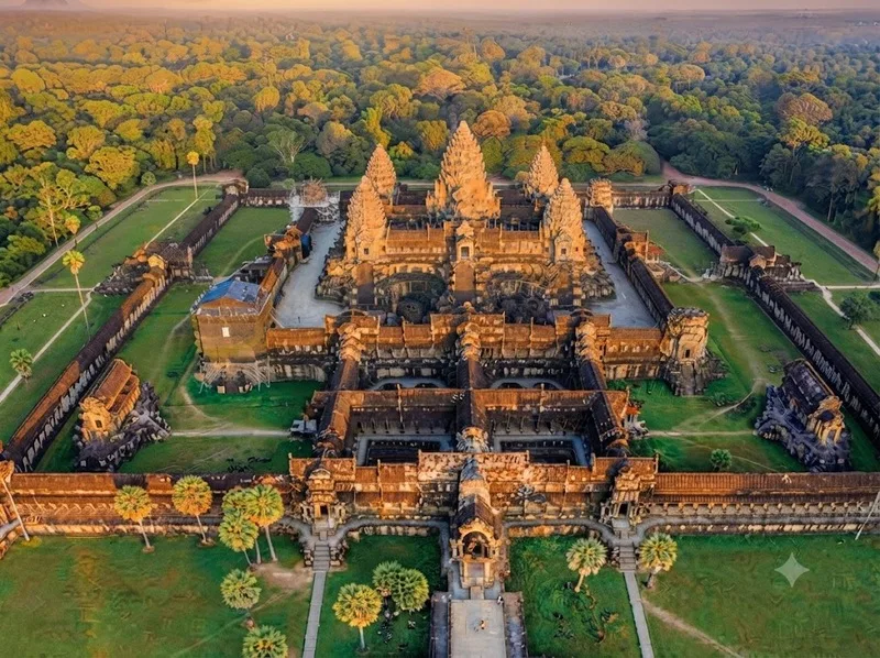 Kiến trúc Khmer cổ tại Angkor Wat nổi bật với tháp sen, đá sa thạch và bố cục mô phỏng núi Meru linh thiêng.