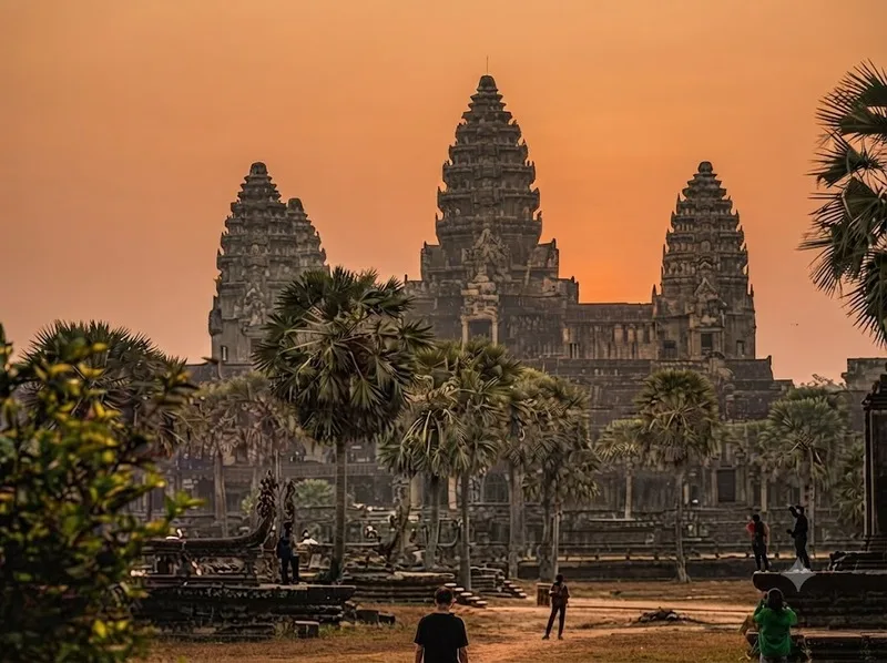 Đền Angkor Wat là biểu tượng nổi tiếng của Campuchia với năm ngọn tháp, hào nước và kiến trúc Khmer đặc trưng.