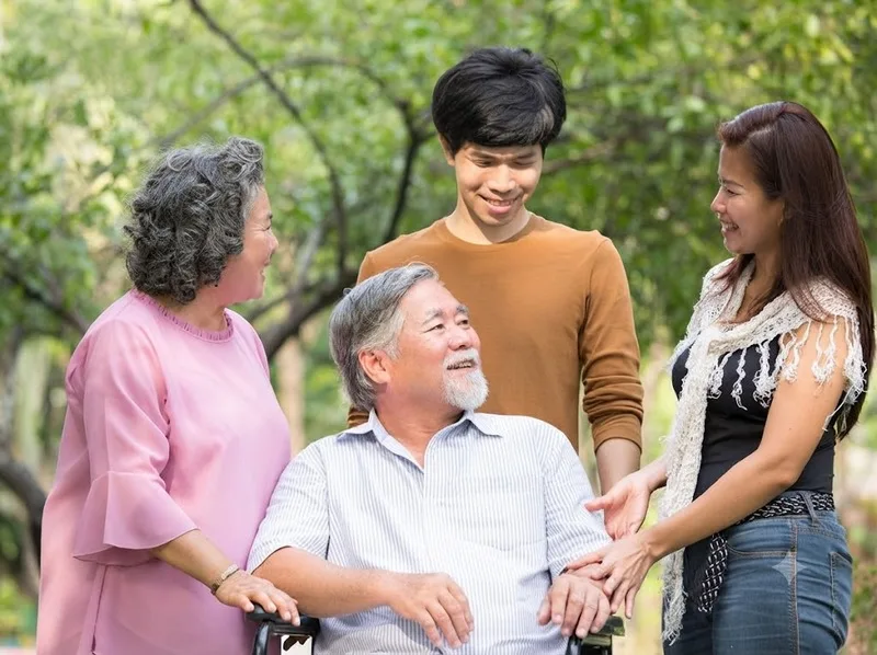Mơ thấy người thân vui vẻ thường gắn với cảm giác an toàn, gần gũi và mong muốn được sum họp cùng gia đình.